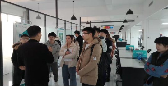 周东老师向前来参观的乐鱼在线登录入口